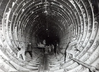 Tunnel unter der Seine flussabwärts von der Pont de la Concorde in Richtung Oper, 25. März 1911